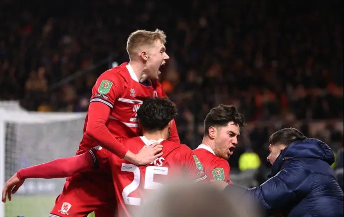 היידן האקני חוגג עם שחקני מידלסברו