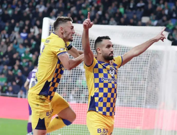 אייל גולסה שחקן מכבי תל אביב עם עומר אצילי