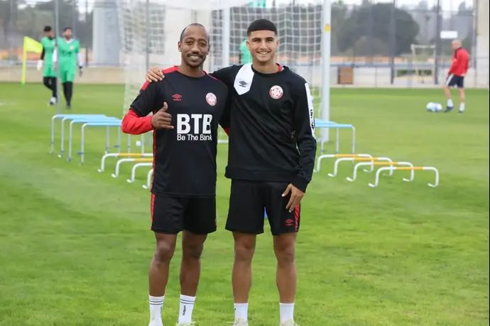 שחקן הפועל חדרה מנשה זלקה עם אלעד מדמון