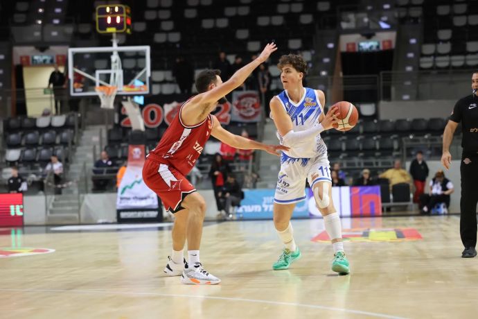 שחקן מכבי רמת גן אדם אריאל