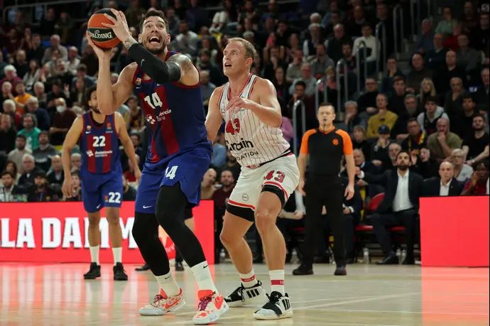 שחקן ברצלונה ווילי הרננגומס מול שחקן אולימפיאקוס לוק סיקמה