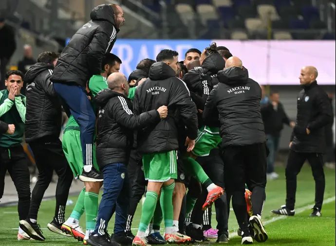 שחקני מכבי חיפה חוגגים