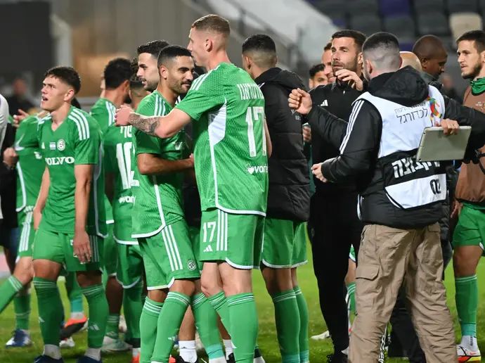 שחקני מכבי חיפה חוגגים