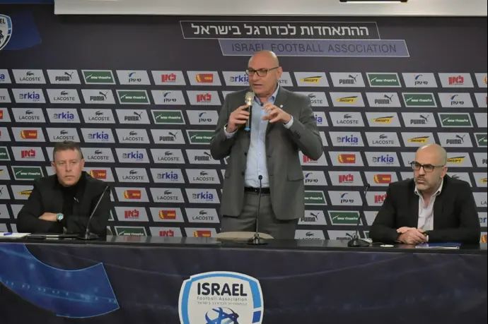 יו"ר ההתאחדות לכדורגל שינו זוארץ, סגנו עו"ד מורן מאירי, שי אהרון