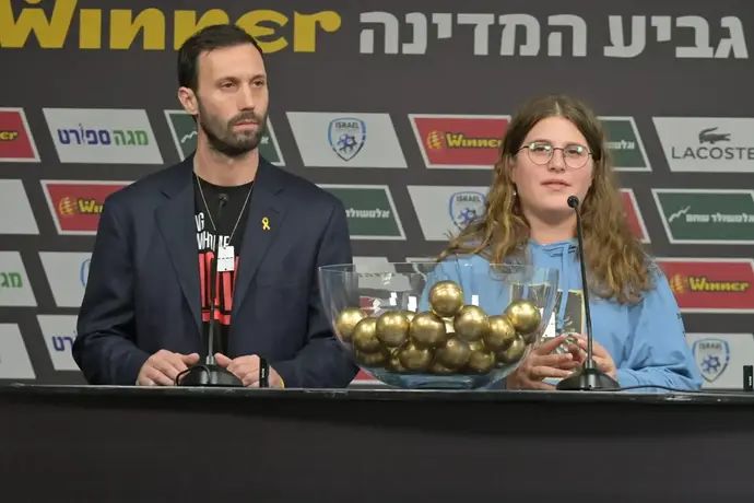 עלמה אפשטיין עם דניאל ליפשיץ מגרילים את סיבוב ח' של גביע המדינה