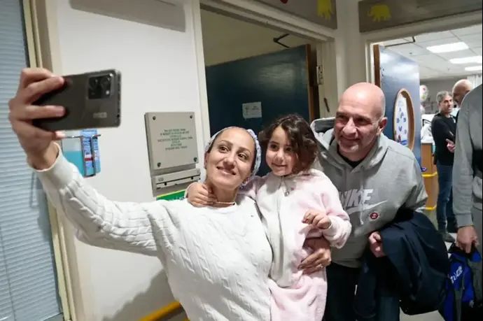 איליאס קאנדזוריס, מאמן הפועל ירושלים בכדורסל בביקור במחלקות הילדים של בית החולים הדסה עין כרם