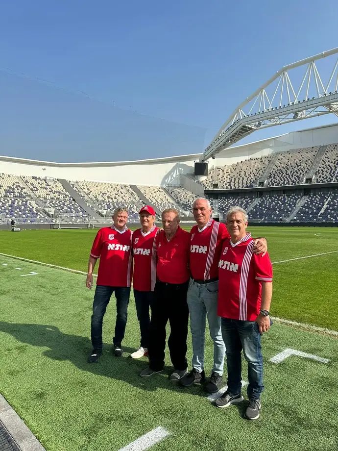 יעקב אקהויז עם ותיקי הפועל תל אביב השבוע בבלומפילד