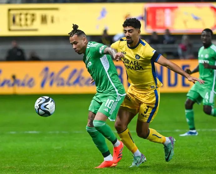 שחקן מכבי חיפה, צ'ארון שרי, מול שחקן מכבי תל אביב, רוי רביבו