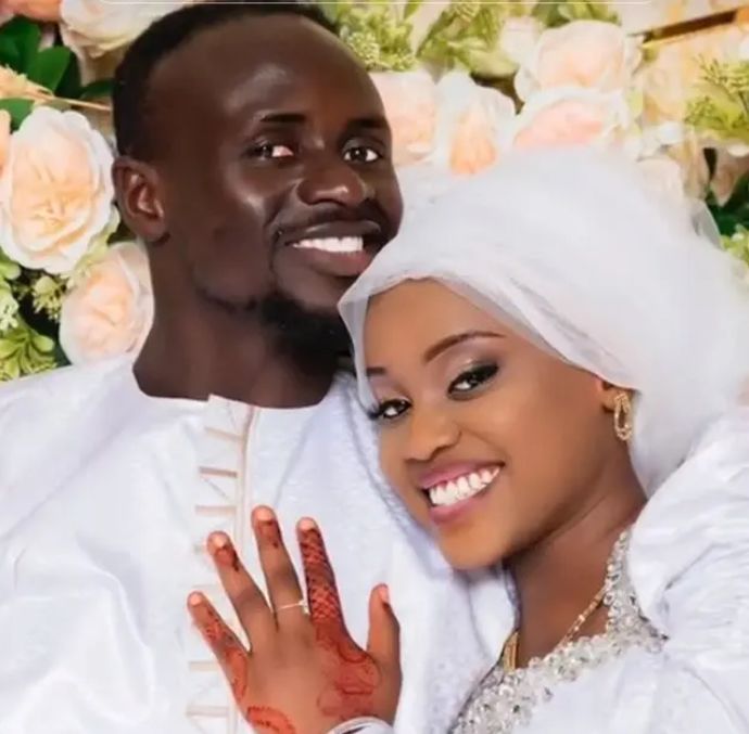 סאדיו מאנה ובת זוגו בת ה-18 ביום נישואיהם