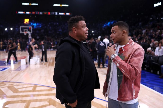 קיליאו אמבפה משוחח עם רונאלדו הברזילאי במהלך משחק NBA בפריז