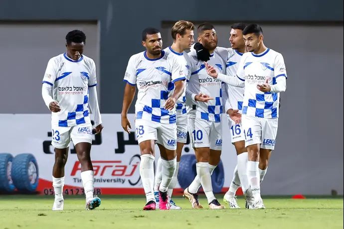 שחקני מכבי יפו חוגגים עם גיל יצחק