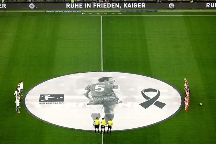 תמונתו של פרנץ בקנבאואר בעיגול האמצע לפני המשחק של באיירן מינכן נגד הופנהיים