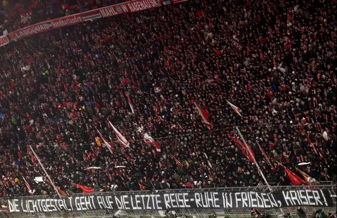 אוהדי באיירן מינכן מניפים שלט לזכרו של פרנץ בקנבאואר