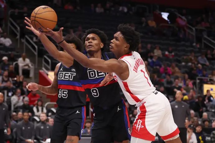 שחקן יוסטון רוקטס אמן תומפסון עם אחיו ושחקן דטרויט פיסטונס אוסאר תומפסון