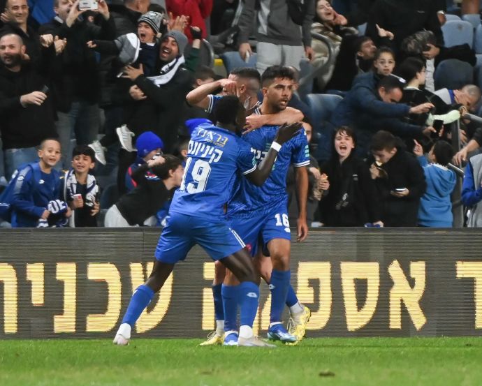 שחקני הפועל פתח תקוה חוגגים עם שובל גוזלן