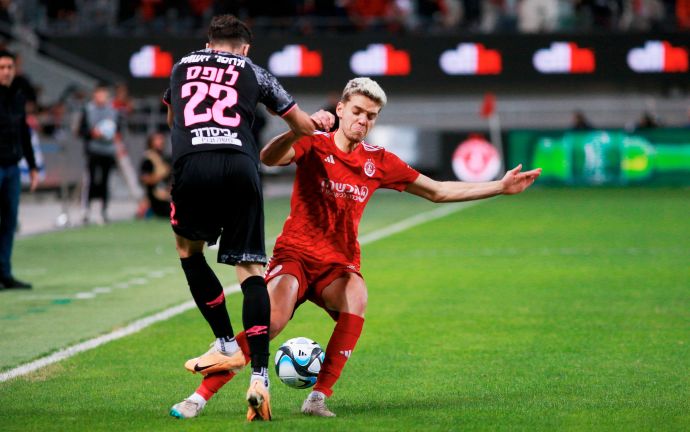 שחקן הפועל באר שבע הלדר לופס מול שחקן הפועל תל אביב עומר סניור