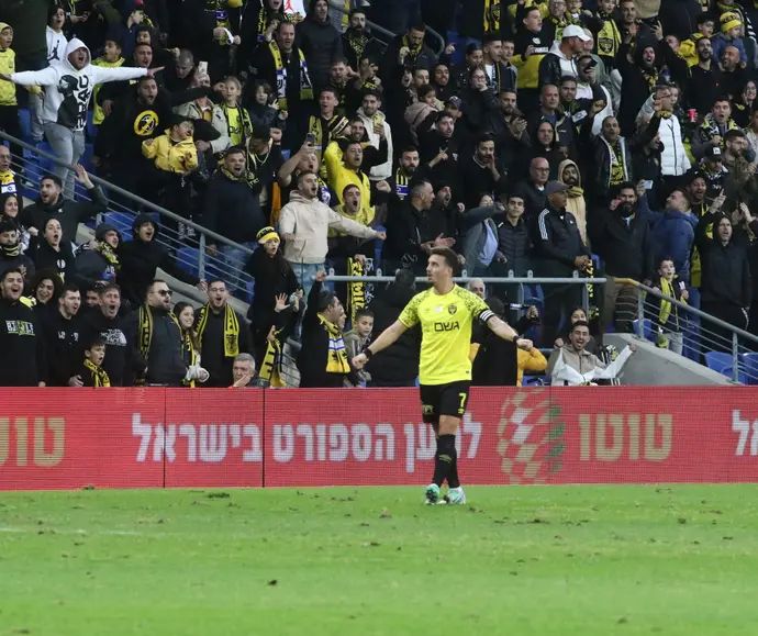 ירדן שועה שחקן בית"ר ירושלים חוגג בישול