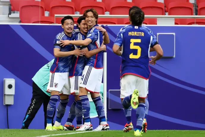 שחקני נבחרת יפן חוגגים