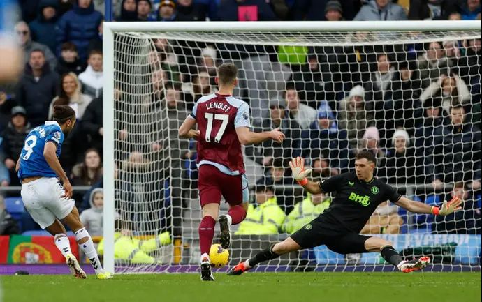 שחקן אברטון דומיניק קלברט-לואין מחמיץ מול שוער אסטון וילה אמיליאנו מרטינס