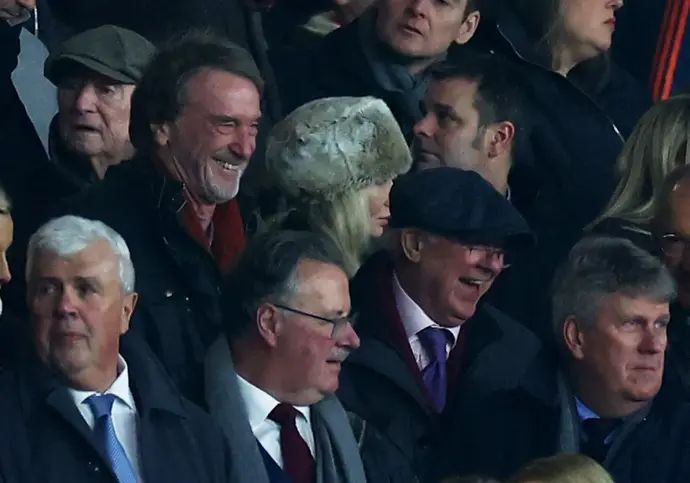 ג'ים רטקליף בעלים שותף מנצ'סטר יונייטד ביציע עם מאמן העבר אלכס פרגוסון