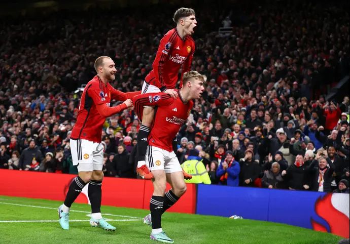 שחקן מנצ'סטר יונייטד רסמוס הוילונד חוגג עם אלחנדרו גרנאצ'ו, כריסטיאן אריקסן