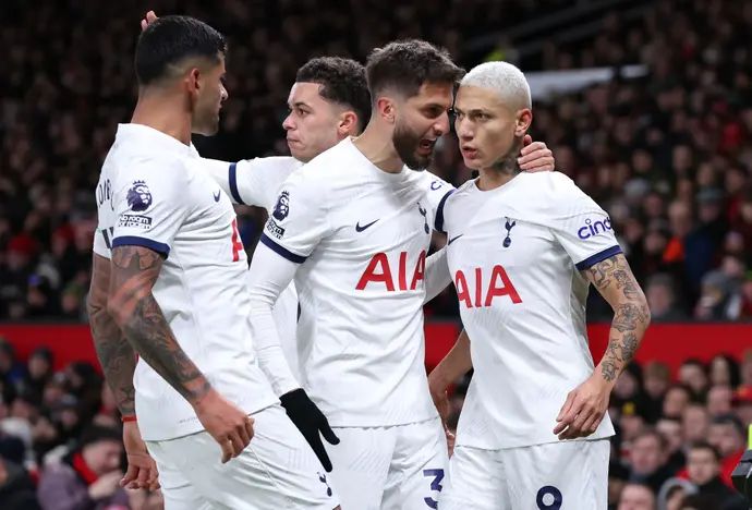 שחקן טוטנהאם רישרליסון חוגג עם רודריגו בנטנקור, כריסטיאן רומרו