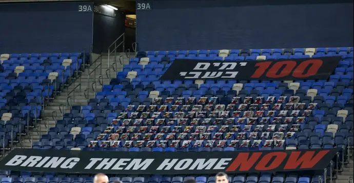 מחווה במשחקה של מכבי חיפה למען החטופים