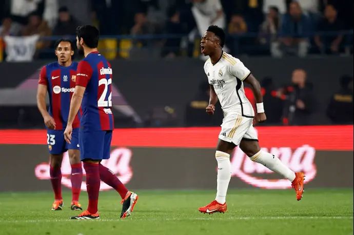 ויניסיוס חוגג שער של ריאל מדריד ליד שחקן ברצלונה אילקאי גונדואן