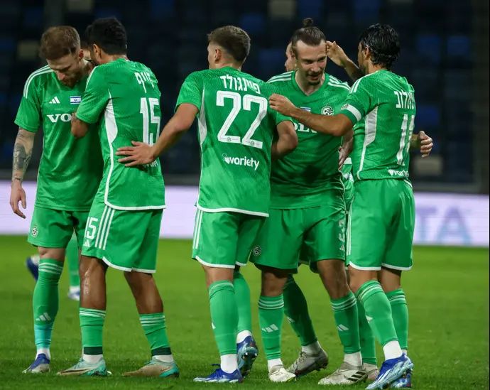 שחקני מכבי חיפה חוגגים