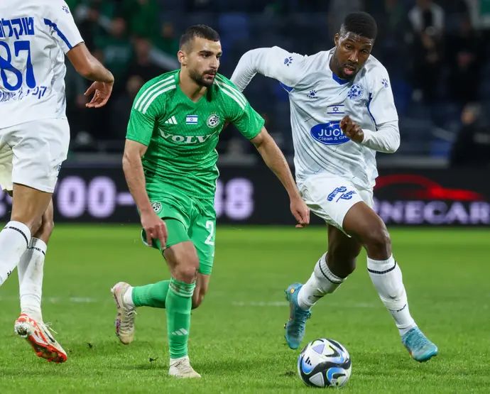 מחמוד ג'אבר שחקן מכבי חיפה לפני סאליו גינדו שחקן מכבי פתח תקוה