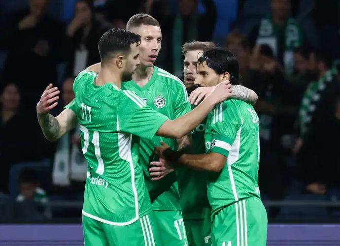 ליאור רפאלוב, פייר קורנו, סוף פודגוראנו, דין דוד שחקני מכבי חיפה חוגגים