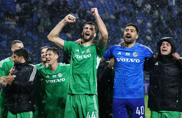 שחקני מכבי חיפה חוגגים: עילי פיינגולד, שריף כיוף, לורנצו שימיץ'