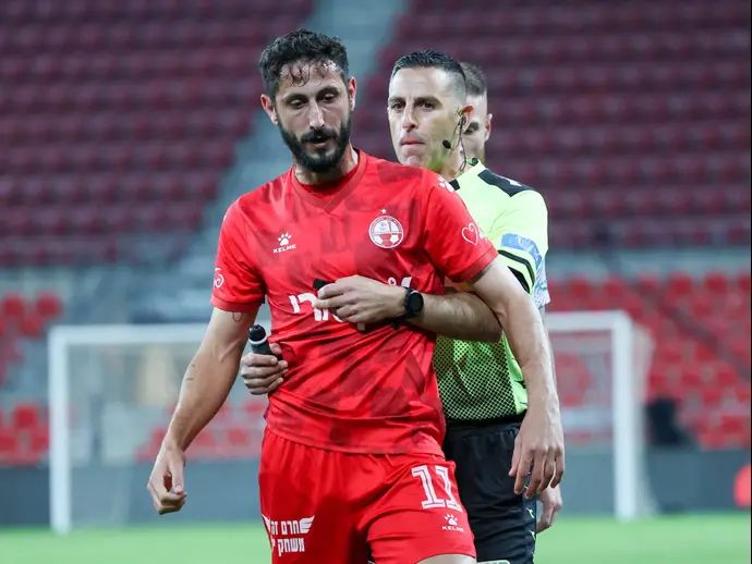 השופט רועי ריינשרייבר עם שחקן הפועל באר שבע שגיב יחזקאל