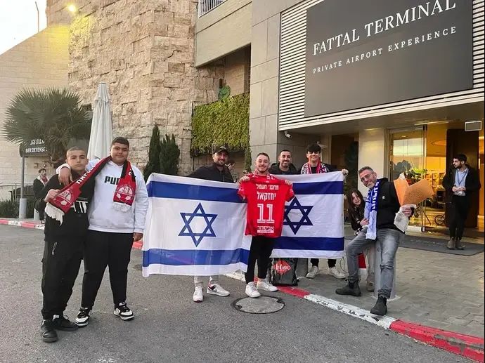 אוהדי הפועל באר שבע ממתינים לשגיב יחזקאל בשדה התעופה