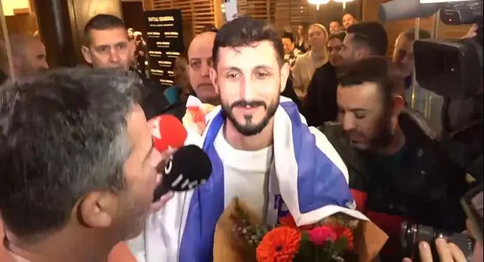 שגיב יחזקאל נוחת בנתב"ג לאחר שנעצר בטורקיה. 15 בינואר 2024