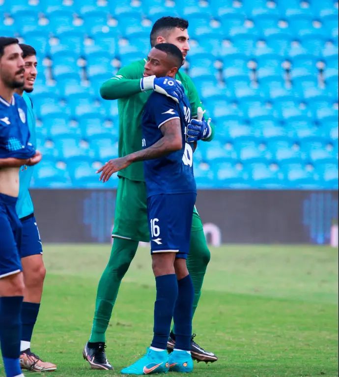 אלפרדו סטיבנס עם אסף צור, שחקני עירוני קרית שמונה