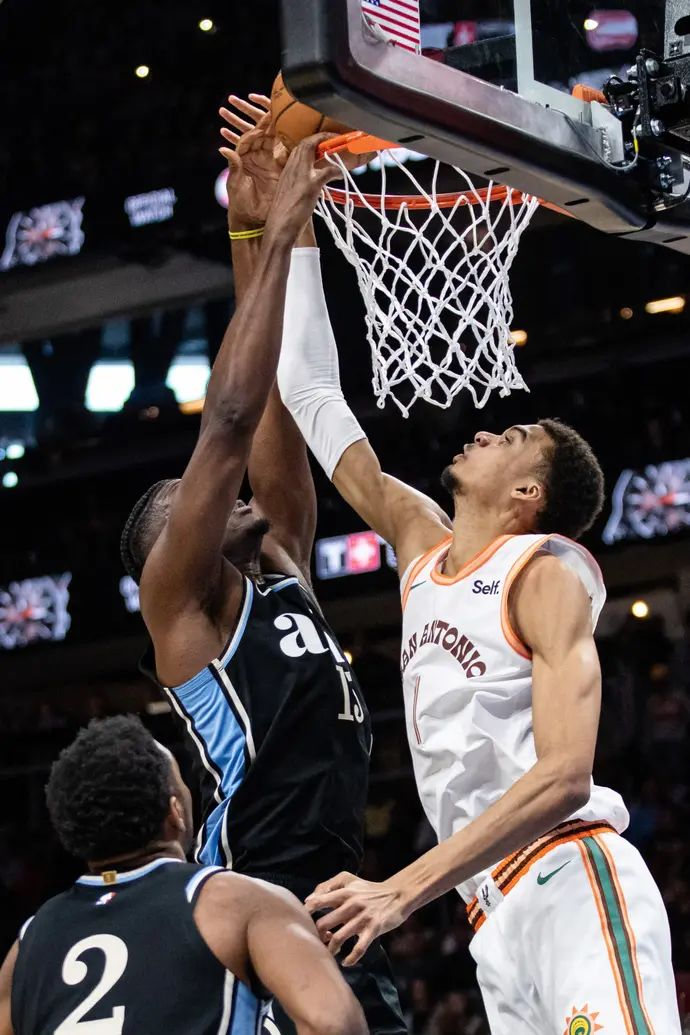 סנטר סן אנטוניו ויקטור וומבניאמה מול אטלנטה הוקס