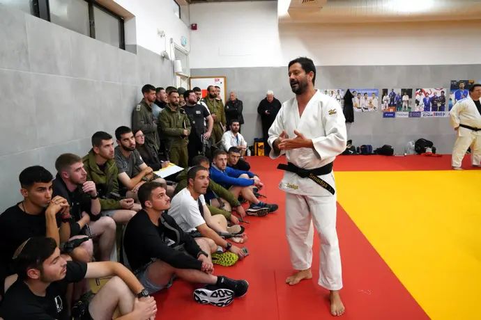 אורן סמגדה עם חיילים