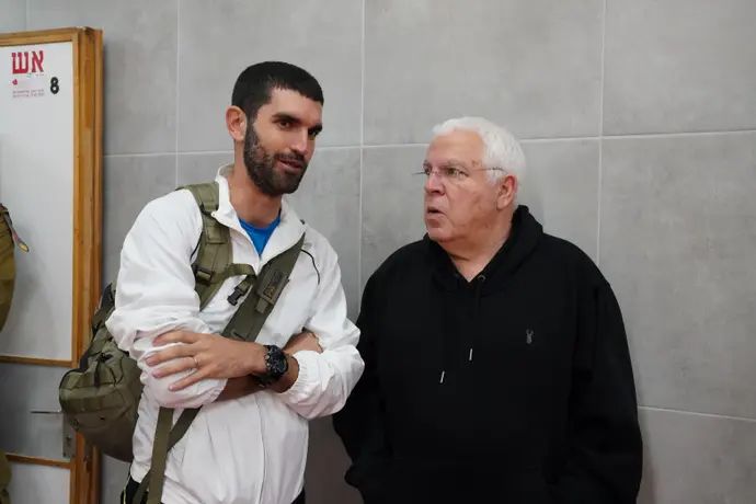 פיני גרשון וסאל צורי דיל ביום ספורט במרכז האקדמי לוינסקי וינגייט