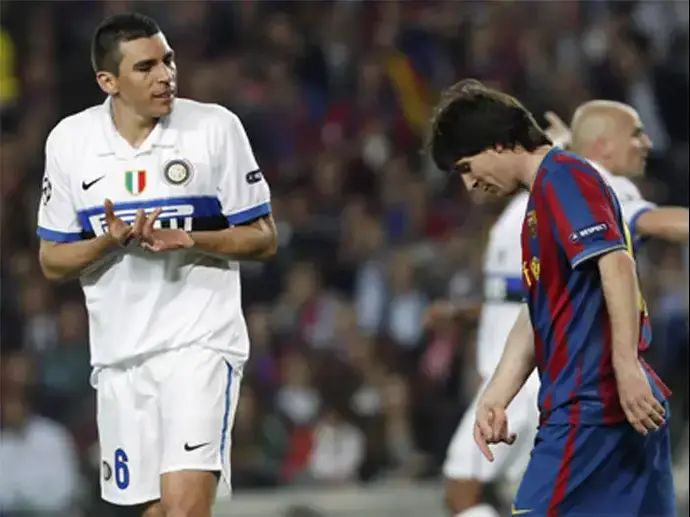 שחקן ברצלונה לאונל מסי מאוכזב, מול שחקן אינטר לוסיו