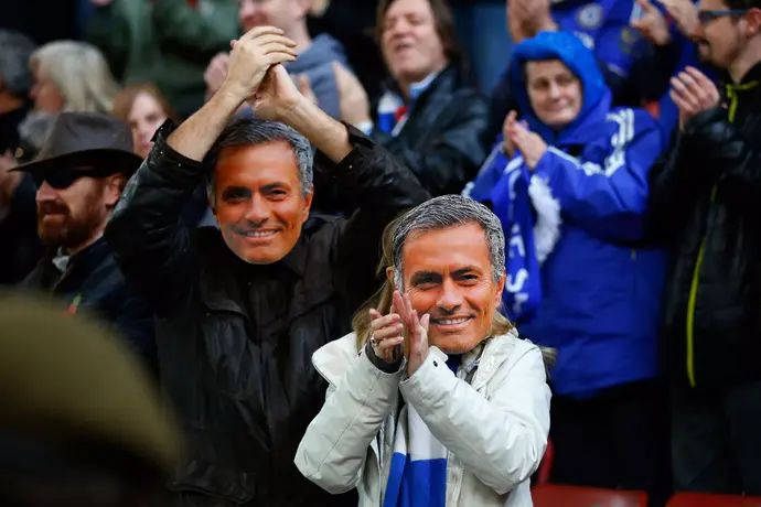 אוהדי צ'לסי לובשים מסיכות של ז'וזה מוריניו