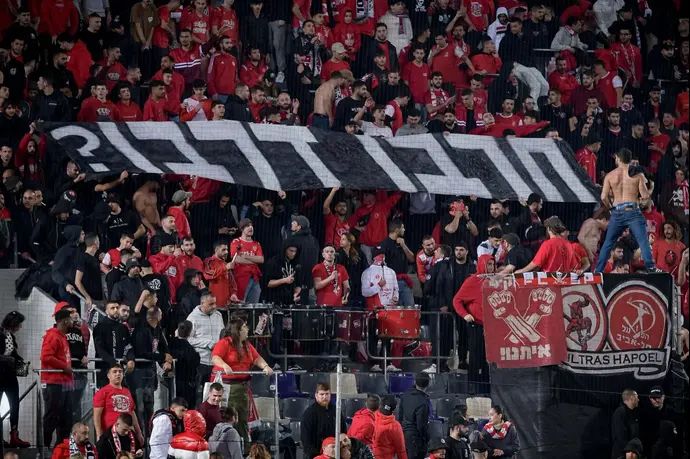 אוהדי הפועל תל אביב בדרבי, עם שלט חרבו דרבי