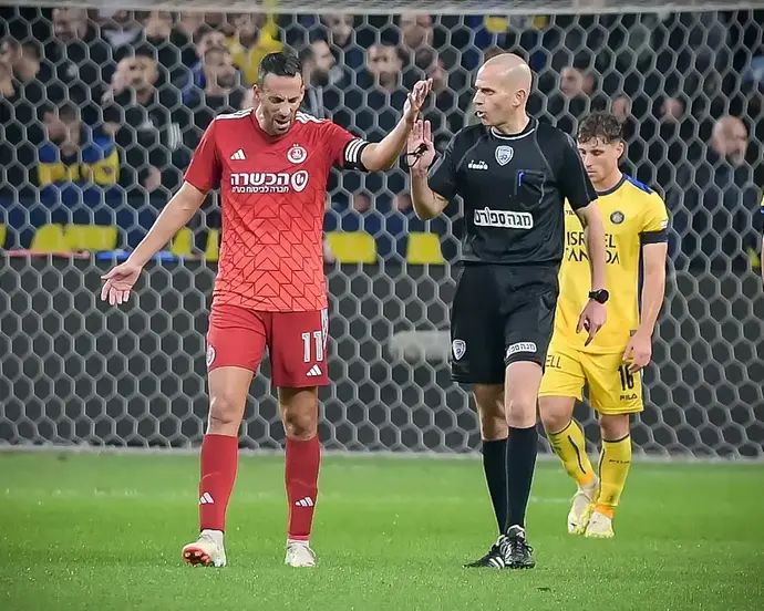 השופט עידן לייבה, עם שחקן הפועל תל אביב דן איינבינדר