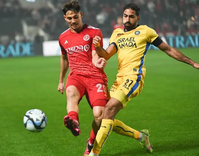 שחקן מכבי תל אביב אופיר דוידזאדה, מול שחקן הפועל תל אביב, רן בנימין