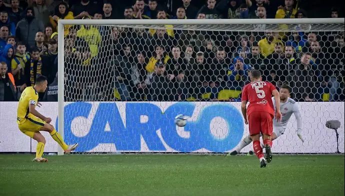 שחקן מכבי תל אביב, ערן זהבי, כובש פנדל נגד הפועל תל אביב