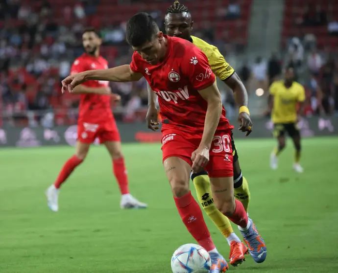 שחקן הפועל באר שבע, אור דדיה, לפני שחקן מכבי נתניה אביב אברהם