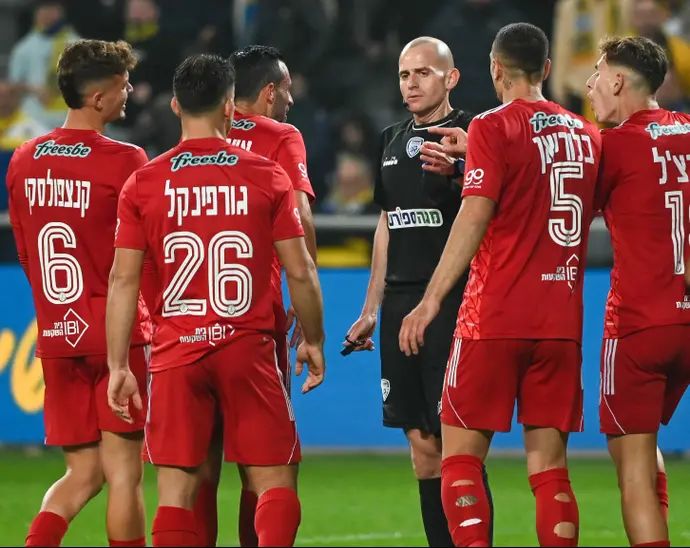 שחקני הפועל תל אביב עם השופט עידן לייבה