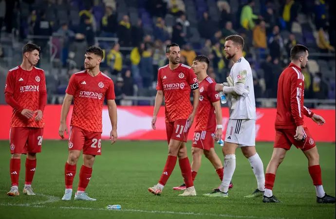 שחקני הפועל תל אביב מאוכזבים אחרי הדרבי