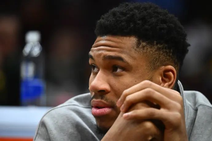 יאניס אנטטוקומפו, צופה מהצד במשחק של מילווקי באקס