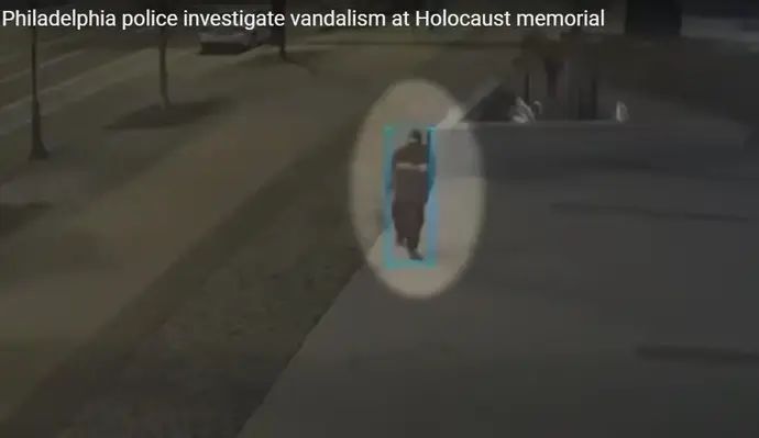 החשוד בריסוס צלב קרס על קיר המרכז לזכר השואה בפילדלפיה, כפי שנקלט במצלמות האבטחה